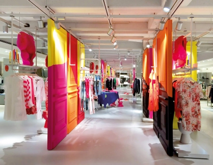 department store - reconstruction - redesign - engelhorn Mannheim - colorful coffered separation panels - shades of red -