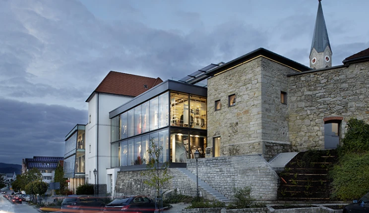 fashion house - new construction and reconstruction - Garhammer Waldkirchen - facade view - outside - evening light