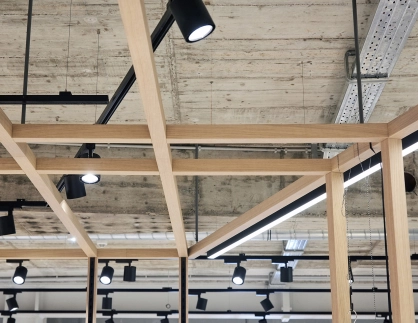 fashion store - new construction - redesign - Juhasz Bad Reichenhall - ceiling - details - wooden columns - spotlights - lightning construction