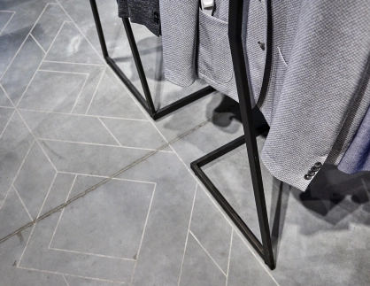 fashion store - new construction - redesign - Juhasz Bad Reichenhall - interior design - detail - concrete floor - pattern - clothes racks
