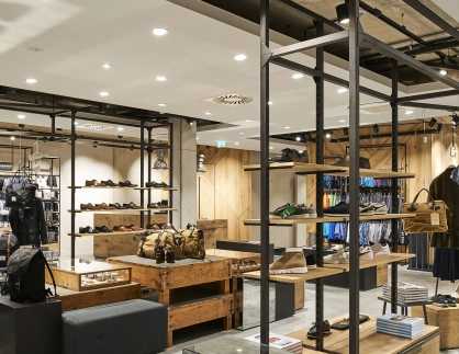 fashion store - new construction - redesign - Juhasz Bad Reichenhall - inside overview - store racks - interior design - wood - steel - mirror cube