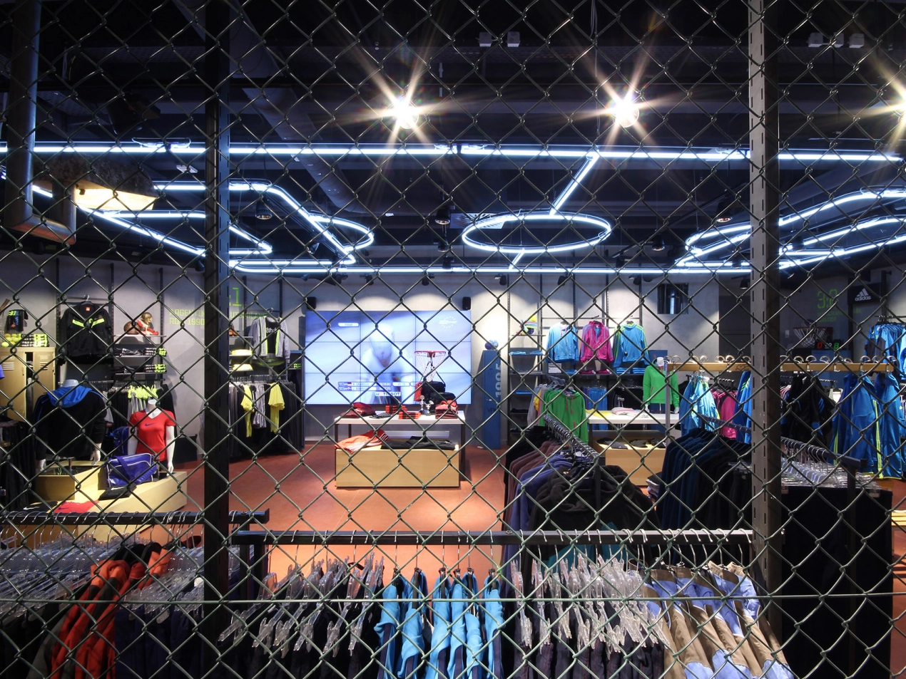shopping centre - redesign from retail market - KÖ8 Köngen -  indoor - ceiling design - wire mesh fence