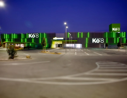 shopping centre - redesign from retail market - KÖ8 Köngen - parking spot and entrance by night