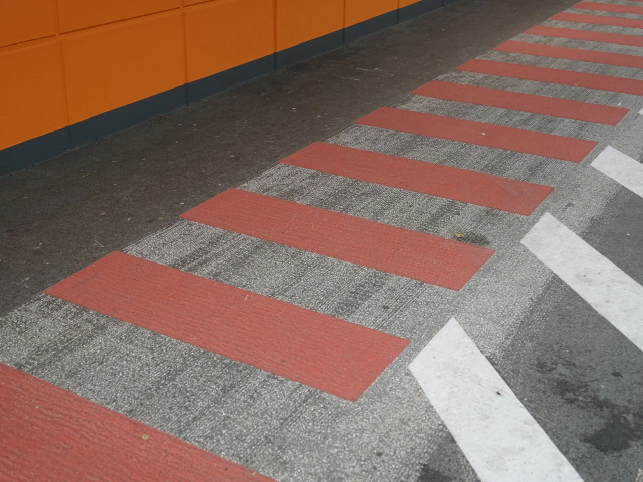 parking garage wayfinding - Südring Center Paderborn - floor marks