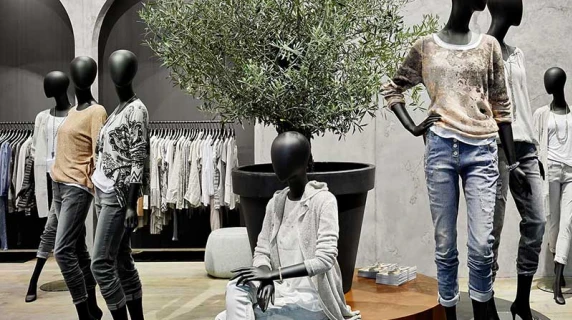 fair booth - concept and realisation - Monari Berlin - mannequin arrangement in store