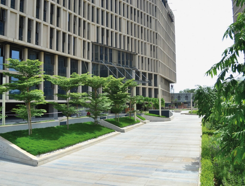 business center - new construction - Mondeal Heights Ahmedabad - inner courtyard -  green area