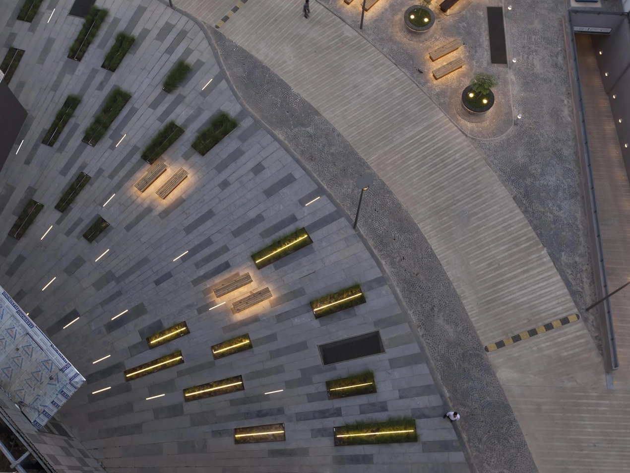 mixed-used building complex - urban and architectural conception - Mondeal Square Ahmedabad - forecourt