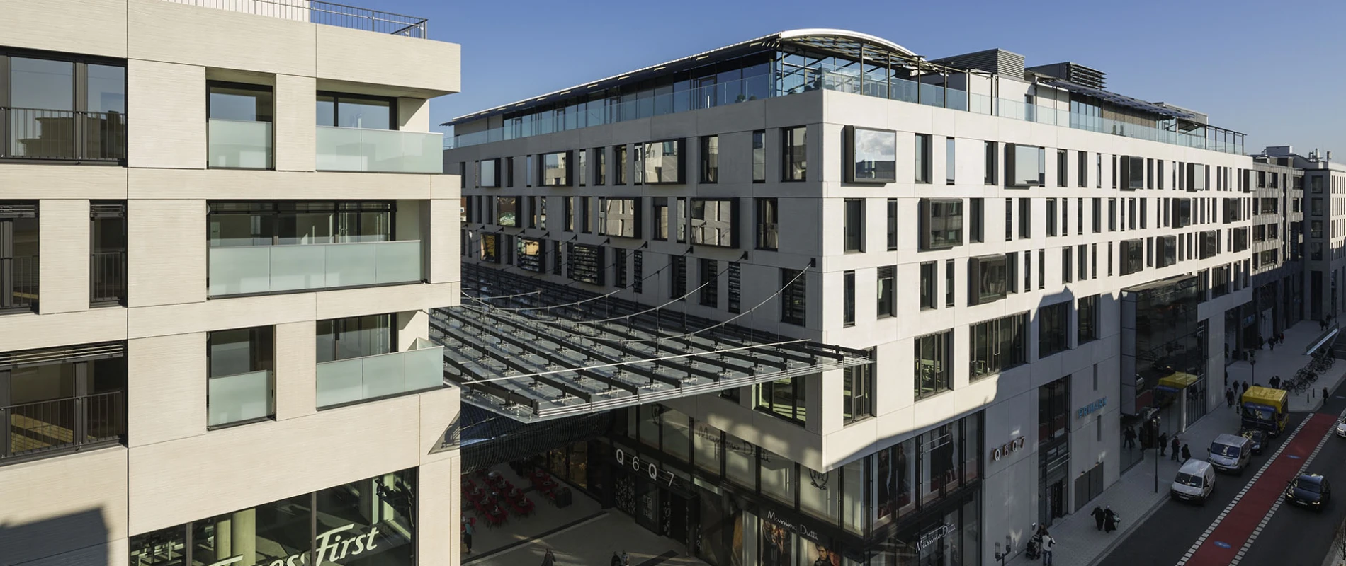 new construction - mixed used quarter - shopping gallery - restaurants - apartments - hotel - wellness and health facilities - offices - underground parking - Q 6 Q 7 Mannheim - Q6Q7 - area overview - entrance area - birds eye perspective