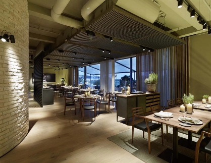 gourmet restaurant - new construction - Restaurant Opus V Mannheim - engelhorn - overview inside - dining area - wooden interior - dining tables