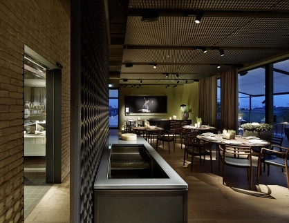 gourmet restaurant - new construction - Restaurant Opus V Mannheim - engelhorn - split view kitchen and dining area - evening twilight
