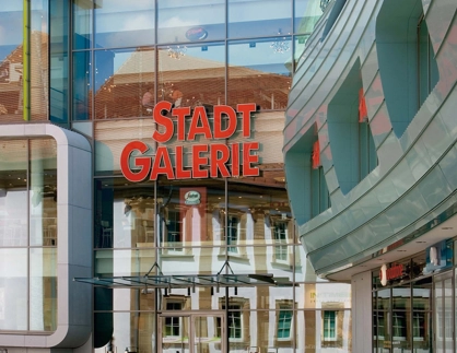 new construction - inner-city mall - competition - Stadtgalerie Heilbronn - outside facade view - entrance area - entrance sign - glass facade wall