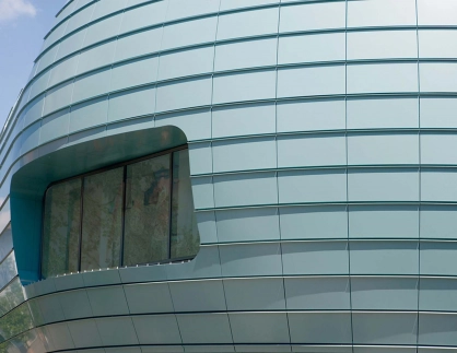 new construction - inner-city mall - competition - Stadtgalerie Heilbronn - outside facade detail - rounded facade corner - grey fibre concrete panels - detail with embedded window