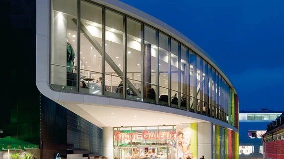 new construction - inner-city mall - competition - Stadtgalerie Heilbronn - outside facade view - entrance area - illumination by night