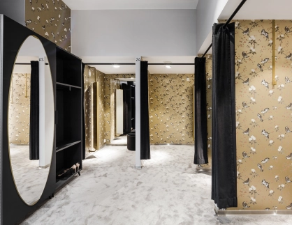 department store - new design - Stockmann Tapiola - fitting room area - golden wallpaper